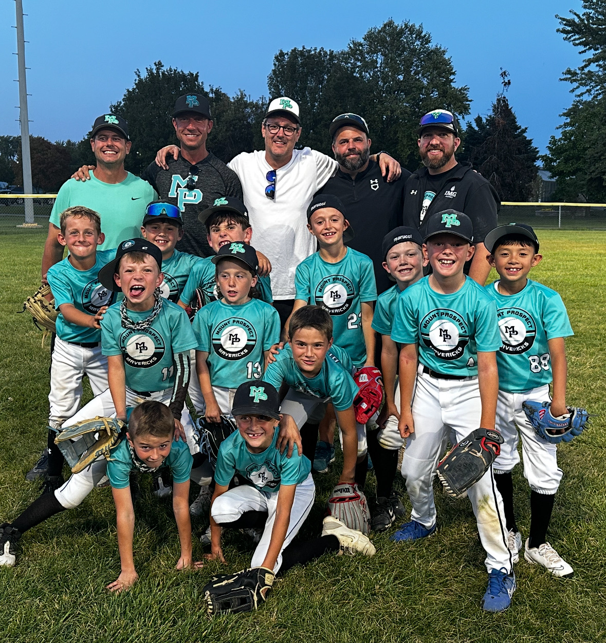 11U Teal team photo at night
