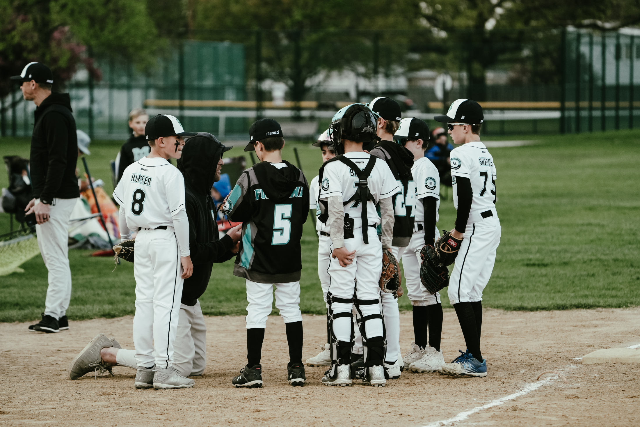 Mavericks team gathered at the mound